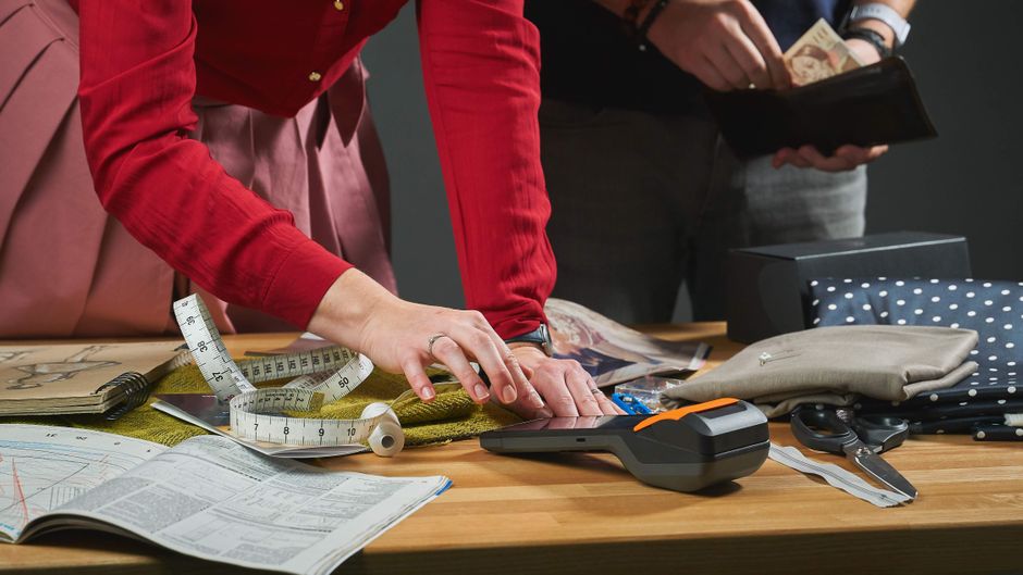 Baterías y repuestos eléctricos ordenados sobre una mesa de trabajo