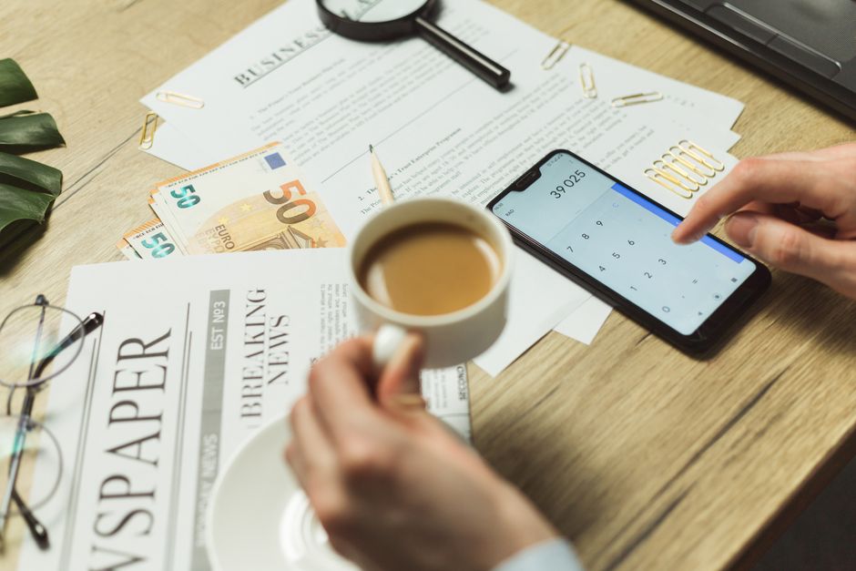 Baterías y repuestos eléctricos ordenados sobre una mesa de trabajo